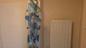 Une salle de bain avec une baignoire, des toilettes et un lavabo.