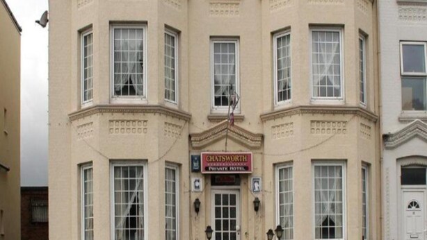 Un immeuble d’angle portant une enseigne indiquant « Chatsworth, hôtel privé ».