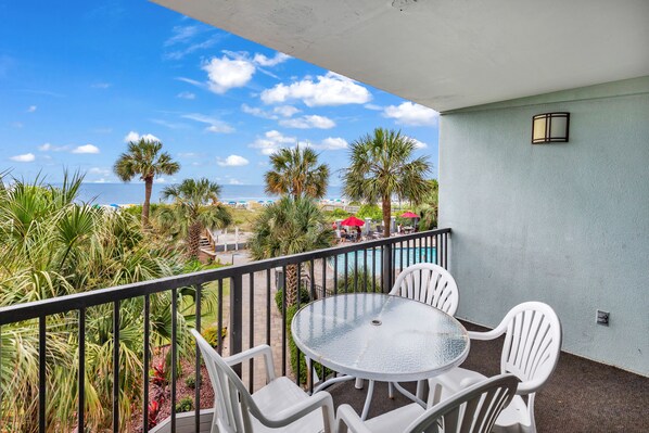Condo superior, 2 habitaciones, balcón, vista al océano | Balcón