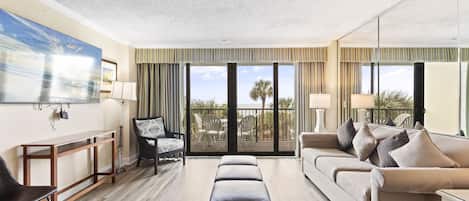 Condo superior, 2 quartos, sacada, vista para o oceano | Sala de estar | TV de tela plana 32 polegadas com canais a cabo, TV