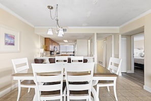 Condo superior, 2 habitaciones, balcón, vista al océano | Cocina privada | Refrigerador, microondas, horno y parrilla de estufa