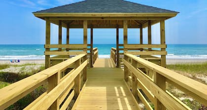 Atlantic Beach Beachside Studio Getaway_Kitchen_Pool