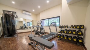 A gym with exercise equipment, a bench, and a rack of dumbbells. - Condo Verde Oasis -  Veranto Condos (Playa del Carmen)