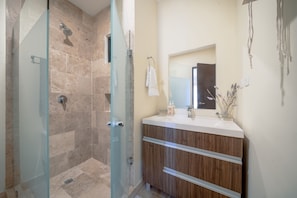 Apartment | Badezimmer | Dusche, Regendusche, Handtücher