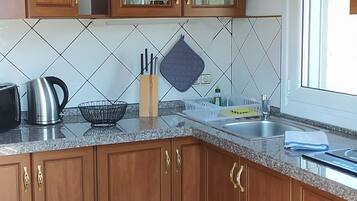 Een kinderstoel, een eettafel, een keukeneiland