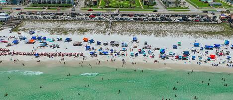 Perto da praia, espreguiçadeiras