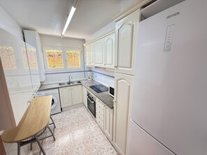 Kühlschrank, Mikrowelle, Ofen, Wasserkocher mit Kaffee-/Teezubehör