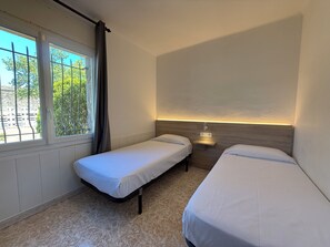 2 bedrooms, iron/ironing board, free WiFi, bed sheets - Agi La Pinta 40 Apartamento for rent in Roses Girona. (Roses)
