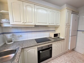 Fridge, microwave, oven, coffee/tea maker - Agi La Pinta 40 Apartamento for rent in Roses Girona. (Roses)