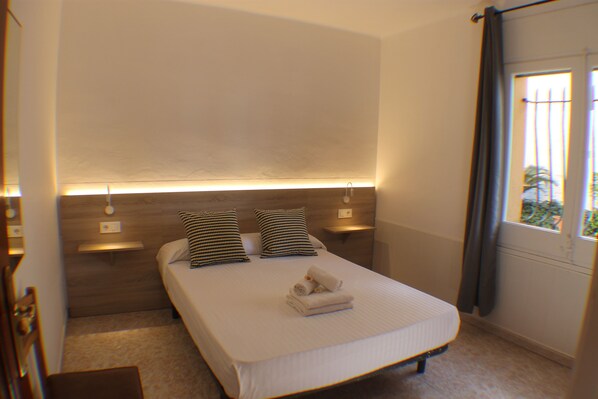 2 bedrooms, iron/ironing board, free WiFi, bed sheets - Agi La Pinta 40 Apartamento for rent in Roses Girona. (Roses)