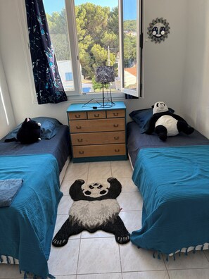 2 habitaciones, tabla de planchar con plancha y cuna de viaje 