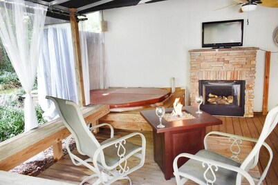 Deck & Private Entrance near UpTown & SouthPark