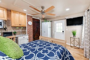 1 bedroom, iron/ironing board, WiFi, bed sheets - Love, Work at Mellow Yellow Suite B near DT Waxhaw (Waxhaw)