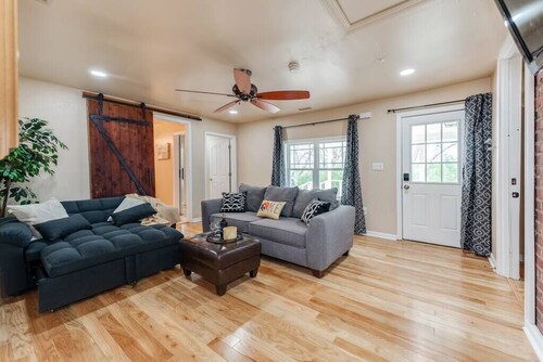 Near Downtown Waxhaw Mellow Yellow Suite A 