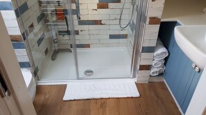 Dusj, hårføner, håndklær og såpe