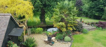 Riverside Pied a Terre, in Town, Two Acre Garden