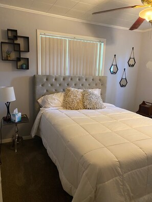 2 bedrooms, free WiFi, bed sheets - Cozy 2/1 Across from Caney Boat Ramp RV/Boat Parking   (Kingston)