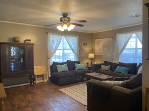 Smart TV, video games - Cozy 2/1 Across from Caney Boat Ramp RV/Boat Parking   (Kingston)