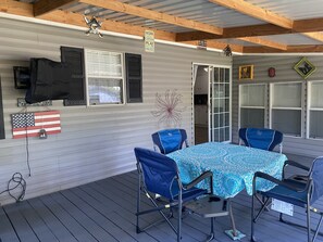 Outdoor dining - Cozy 2/1 Across from Caney Boat Ramp RV/Boat Parking   (Kingston)