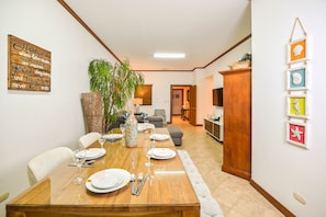 شقة ديلوكس | غرفة لتناول الطعام