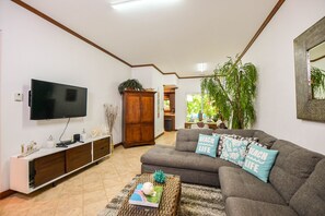 Deluxe Apartment | Living area