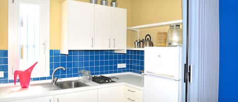 Appartement | Cuisine privée | Réfrigérateur grande capacité avec congélateur, surface de cuisson