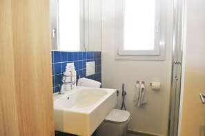 Apartment | Badezimmer | Dusche, Haartrockner, Handtücher, Toilettenpapier