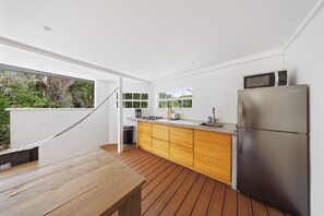 Kühlschrank, Mikrowelle, Herdplatte, Wasserkocher mit Kaffee-/Teezubehör