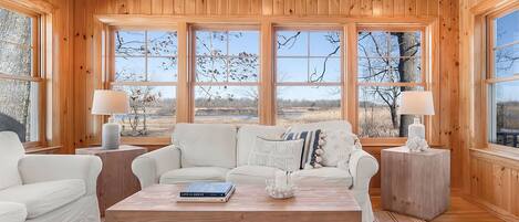 تلفزيون ذكي، تنس طاولة، مكتب