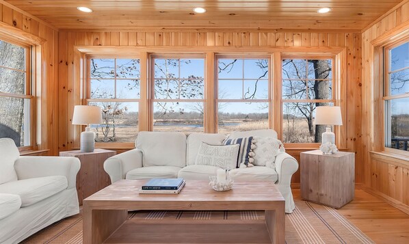 Smart-TV, Tischtennisplatte, Arbeitsbereiche