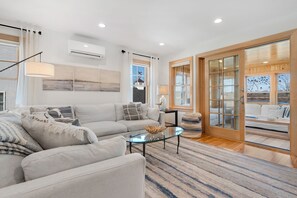 Smart-TV, Tischtennisplatte, Arbeitsbereiche