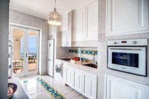 Køleskab, mikrobølgeovn, ovn, kogeplade