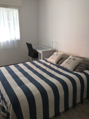 2 slaapkamers, een bureau, een strijkplank/strijkijzer, gratis wifi