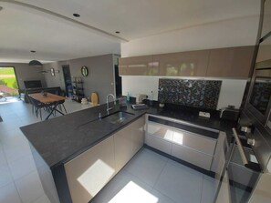 Oven, stovetop - Villa du Parmelan between lake and mountains with private heated pool (Nâves-Parmelan)