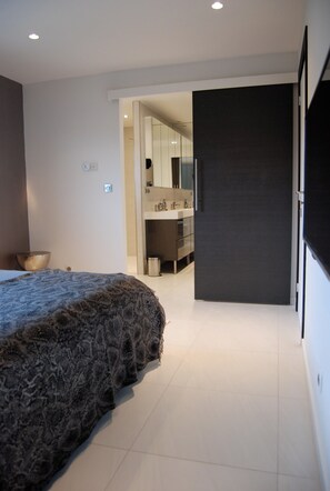 2 bedrooms, iron/ironing board, free WiFi, bed sheets - Villa du Parmelan between lake and mountains with private heated pool (Nâves-Parmelan)