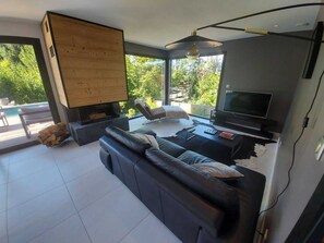 TV, table tennis - Villa du Parmelan between lake and mountains with private heated pool (Nâves-Parmelan)