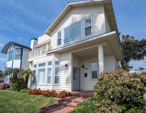 Exterior detail - Panoramic ocean view and stunning sunsets in Oceanside with EV charger & AC! (Oceanside)