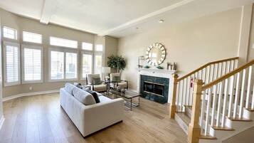 Smart TV, fireplace, Netflix, Hulu