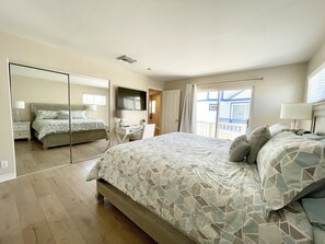 4 bedrooms, desk, iron/ironing board, travel crib - Panoramic ocean view and stunning sunsets in Oceanside with EV charger & AC! (Oceanside)
