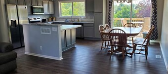 Comfortable home in SW Lincoln. Close to downtown! Self Check In, sleeps 8
