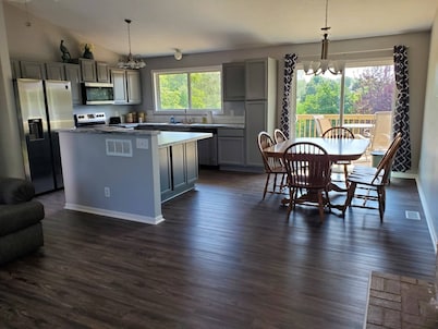 Comfortable home in SW Lincoln. Close to downtown! Self Check In, sleeps 8