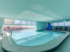 Alberca techada y alberca al aire libre