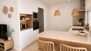 Réfrigérateur, four à micro-ondes, un four, surface de cuisson