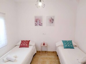 3 slaapkamers, een strijkplank/strijkijzer, reisbedje, gratis wifi