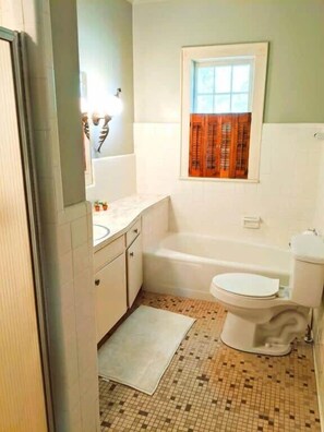 Shower, hair dryer - Huge Single Story Home 1 Mile To Oaklawn & Dwntown (Hot Springs)