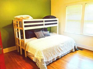 4 bedrooms, iron/ironing board, WiFi, bed sheets