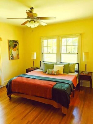 4 bedrooms, iron/ironing board, WiFi, bed sheets