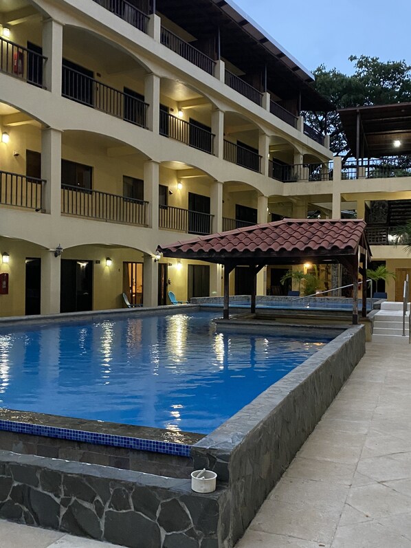 حمّام سباحة خارجي