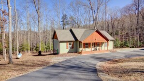 A cabin with a porch, surrounded by trees. - Quiet Cabin Mountain Retreat UC STR #021754 (Blairsville)