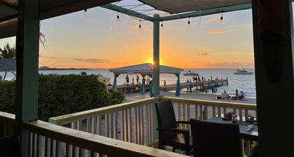 Modern 4BR oasis on 1 acre, 1 min from stunning Leeward Beach